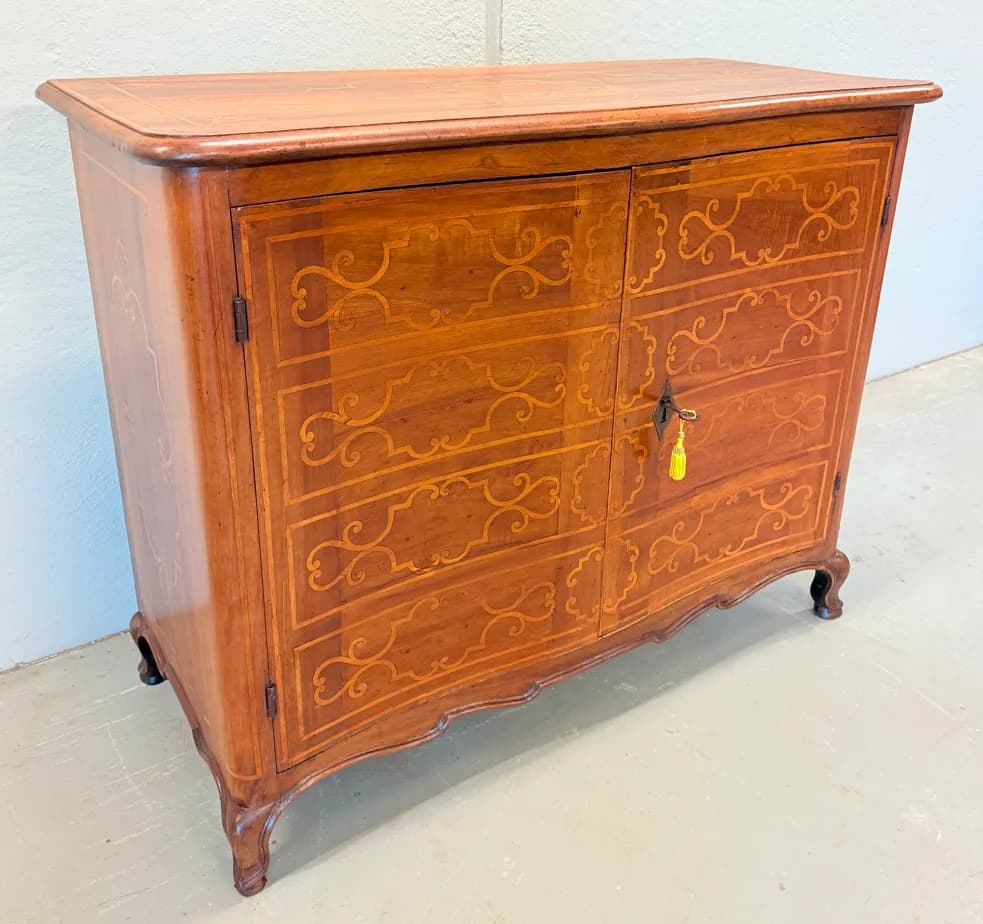 Raffinata credenza mossa del 700 piemontese, Settecento