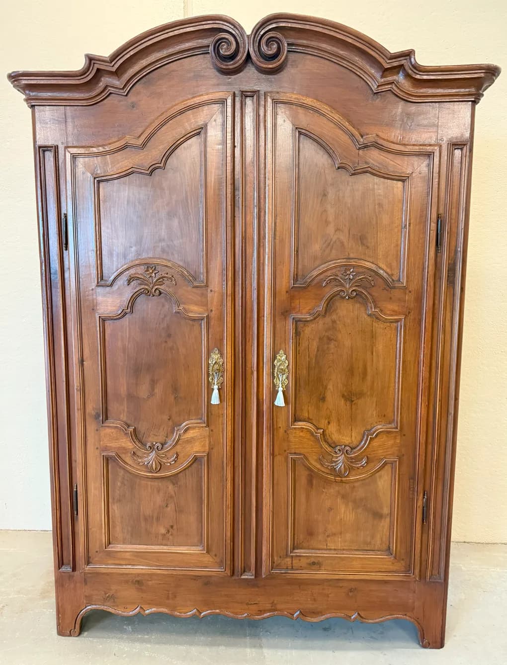 Armadio in noce massello epoca 700 con ante mosse, Settecento