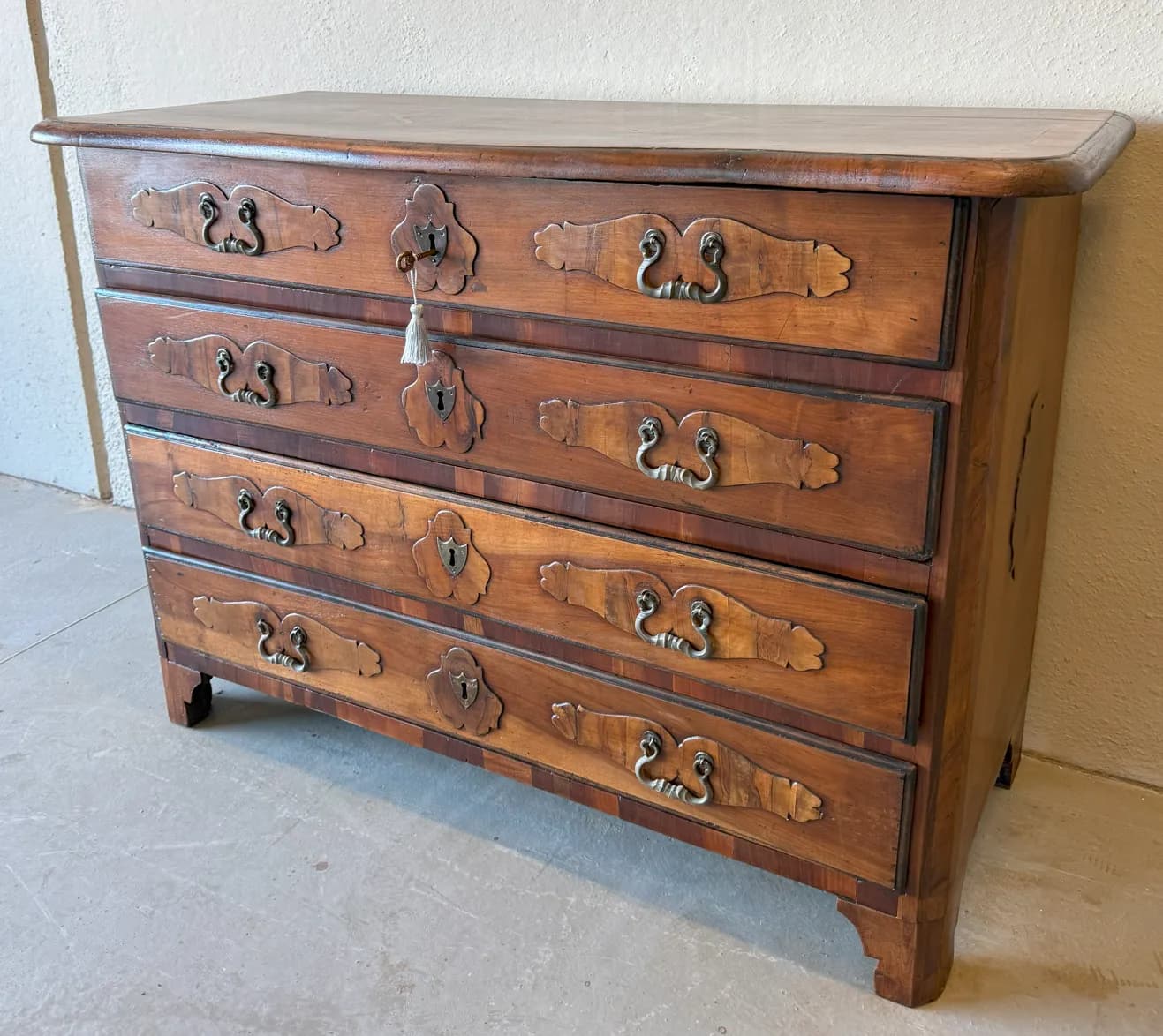 Cassettone epoca fine 600 con formelle in noce e ulivo, Fine Seicento