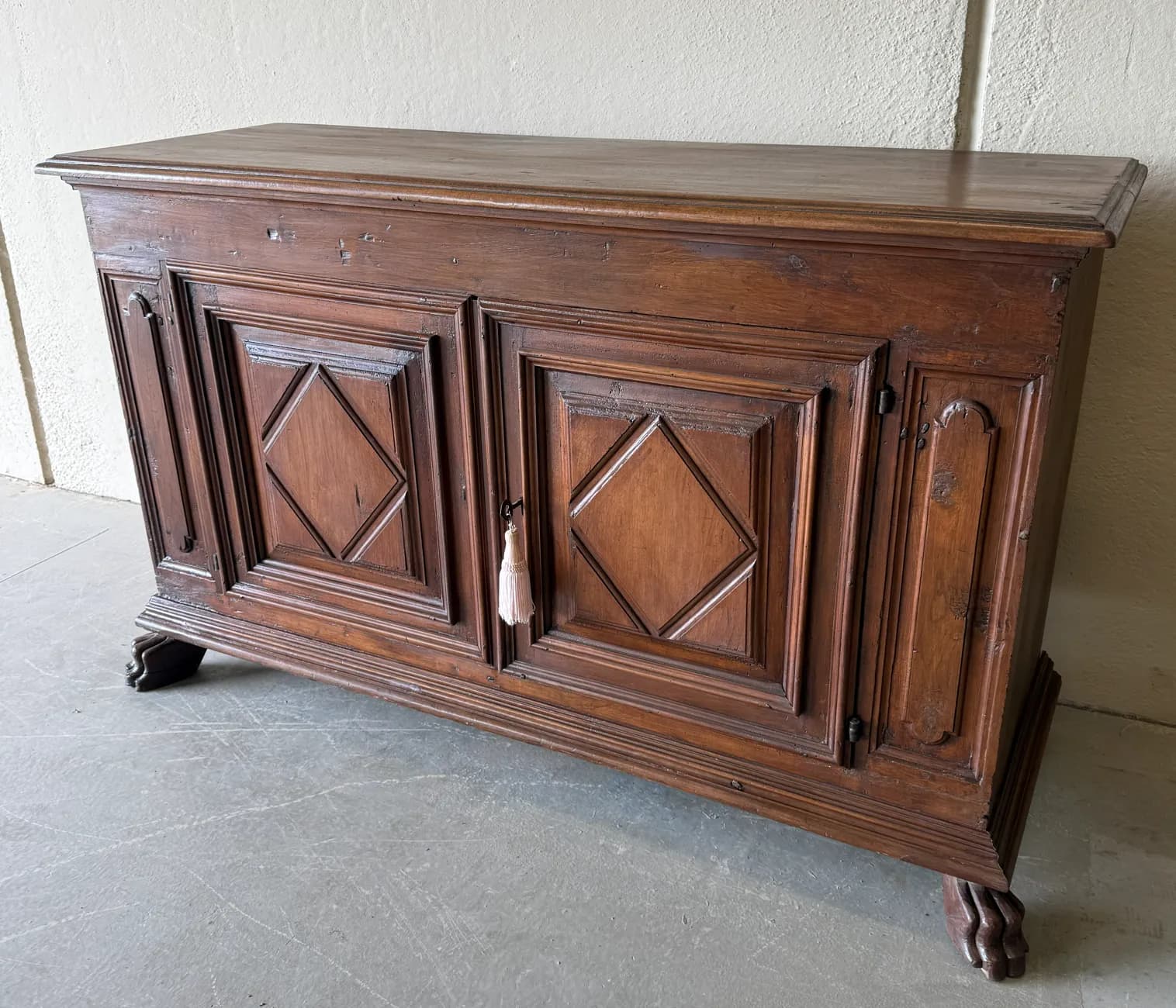 Credenza a due ante epoca 700 in noce, Settecento