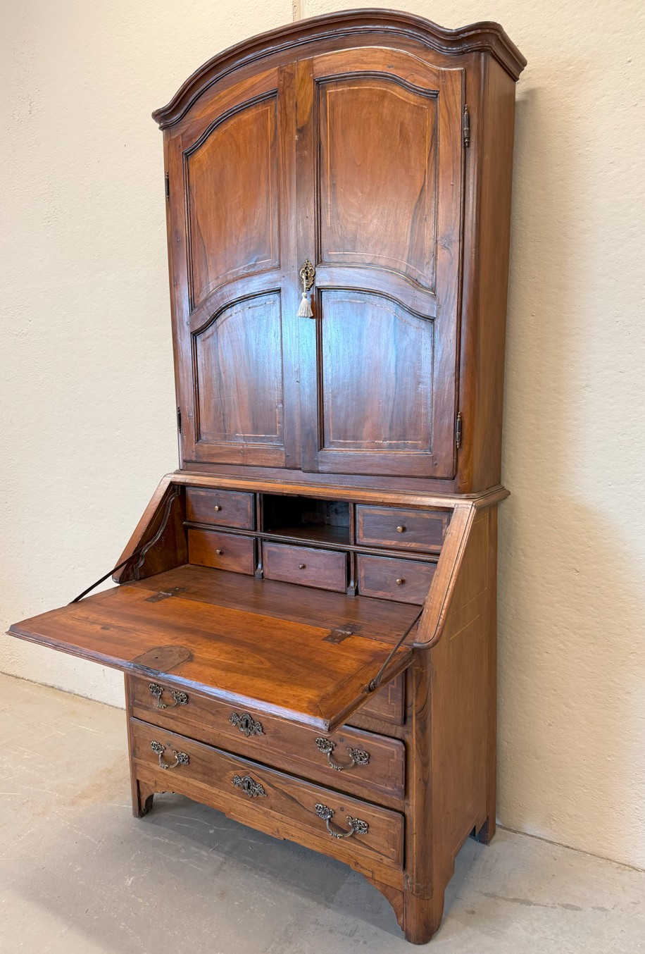 Trumeau epoca 700 in noce con intarsi e calatoio - Restaurato