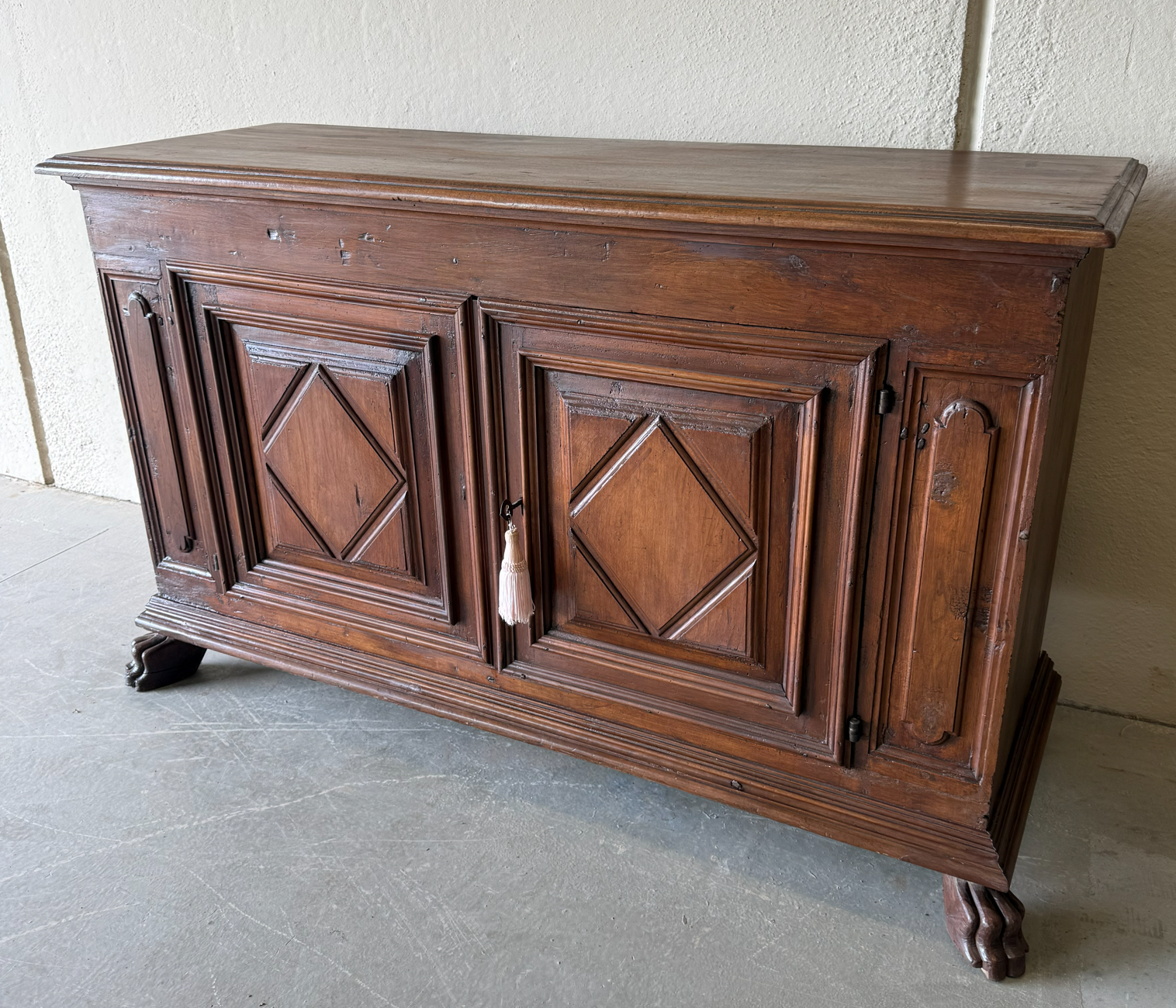 Credenza a due ante epoca 700 in noce - Restaurata